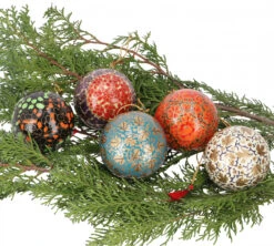 Upcycling Weihnachtskugeln 5er Set Aus Pappmachee, Handbemalter Christbaumschmuck, Kaschmirkugeln - Traditionell - 7x7x7 Cm Ø7 Cm